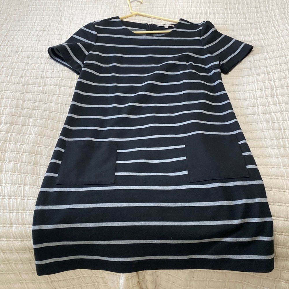 Gap stripe dress. Pockets on front. Size medium.